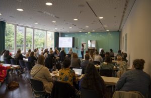 Auf dem Bild zu sehen sind Menschen, zumeist Lehrkräfte, die einen Workshop auf den Fachtagen der BiSS-Akademie NRW 2023 besuchen.