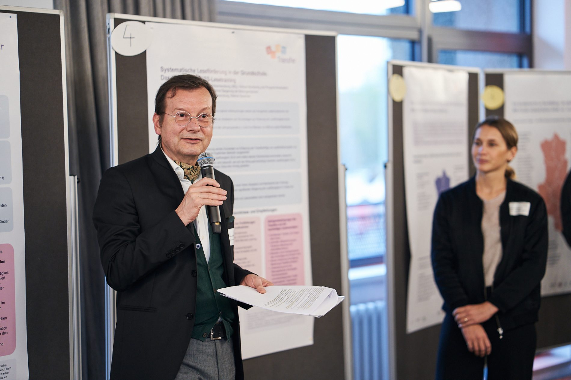 Das Bild zeigt Prof. Dr. Hans-Joachim Roth, Projektverantwortlicher der Leitstelle BiSS, auf einer Veranstaltung. Bild: Julia Merkel