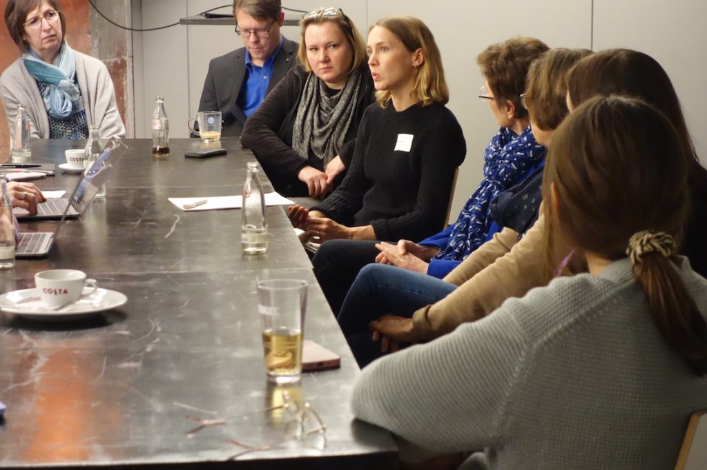 Das Bild zeigt Personen beim Wissenschaftsforum BiSS-Transfer, die sich zu Erkenntnissen aus der Forschung zur sprachlichen Bildung austauschen. Der Bildnachweis ist: Trägerkonsortium BiSS-Transfer.