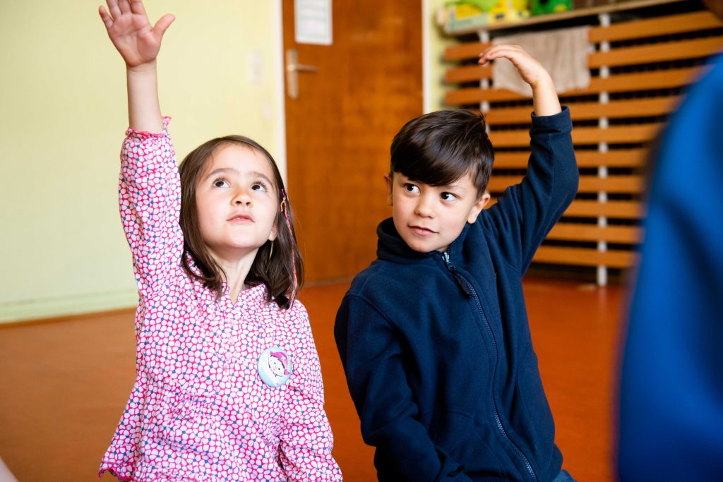 Das Foto zeigt zwei Kinder in der Kita beim Spielen und Sprechen. Foto von A. Etges