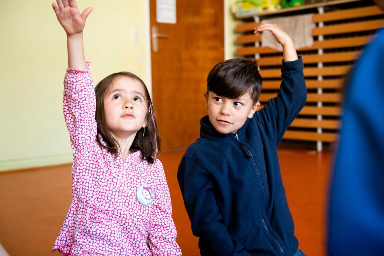 Das Foto zeigt zwei Kinder in der Kita beim Spielen und Sprechen. Foto von A. Etges