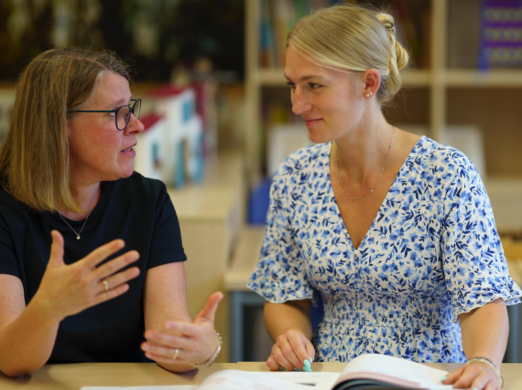 Die Schulleitung einer Grundschule im Austausch mit einer Lehrkraft zum Thema Schreibförderung. Foto: BiSS-Akademie NRW/P. Liffers